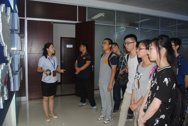 西交大师生莅临西驰电气参观(图2) 西交大师生莅临西驰电气参观(图2)